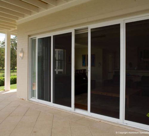 outdoor-patio-with-fly-screen